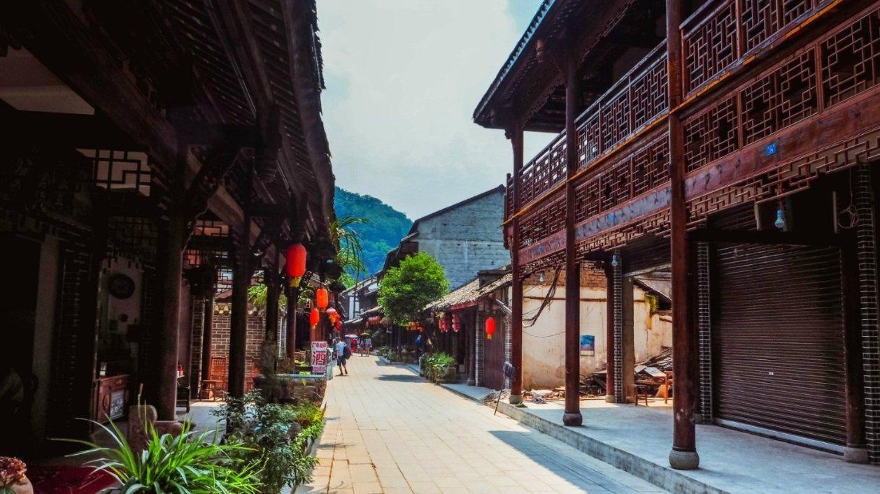 九江一女子因纠纷在4S店跳楼受伤,官方:此前调解未一致
